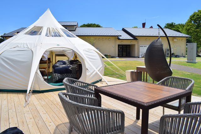 非日常の極み！映画のように豪華なグランピング施設が「しんあさひ風車