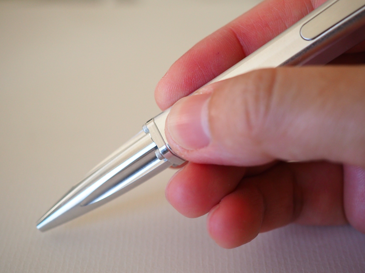 バイク乗りも注目！ジュラルミン製高級ボールペン MechaSEA レビュー