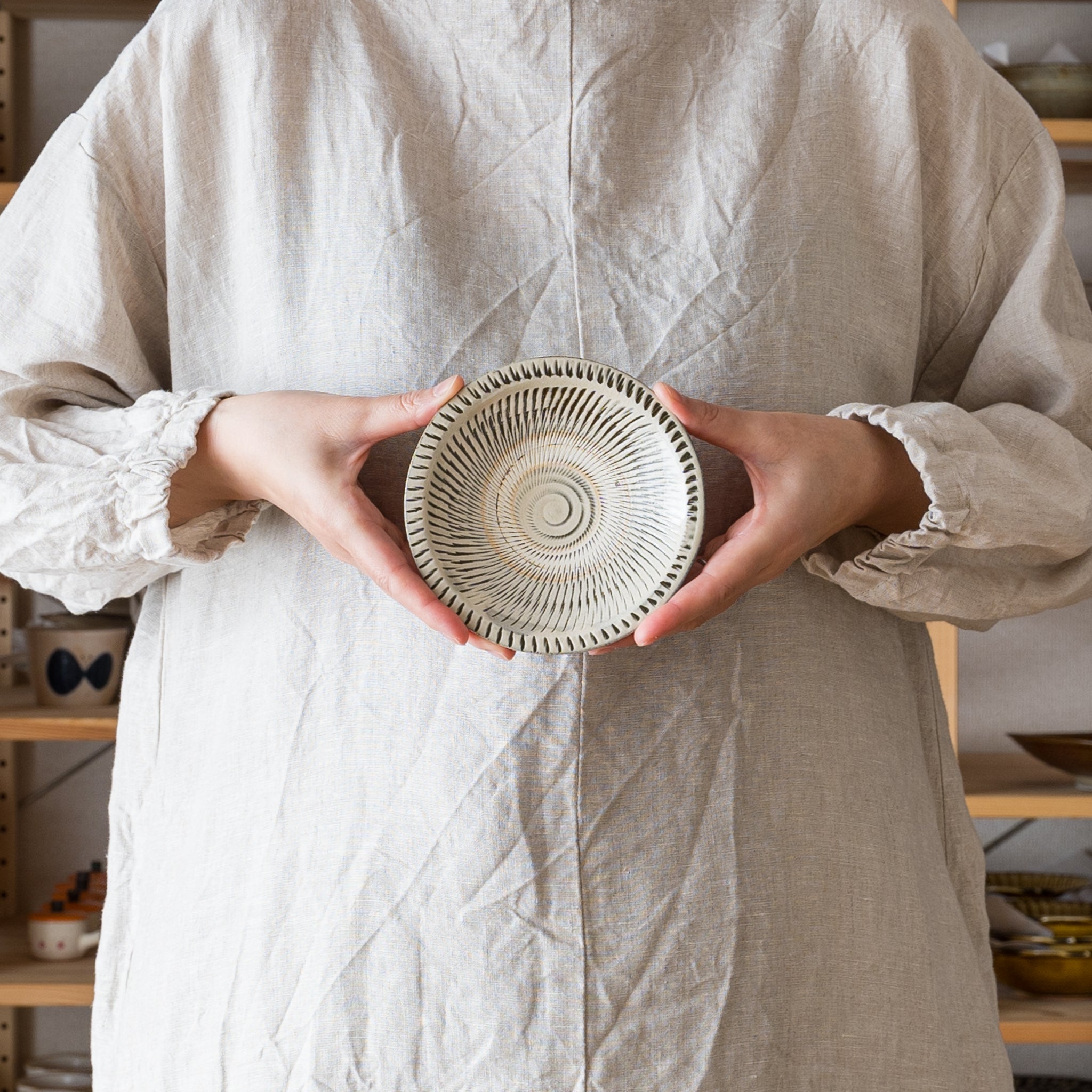 小鹿田焼 坂本庸一窯 4寸皿 飛び鉋 白｜和食器通販 四季折折 – 四季折