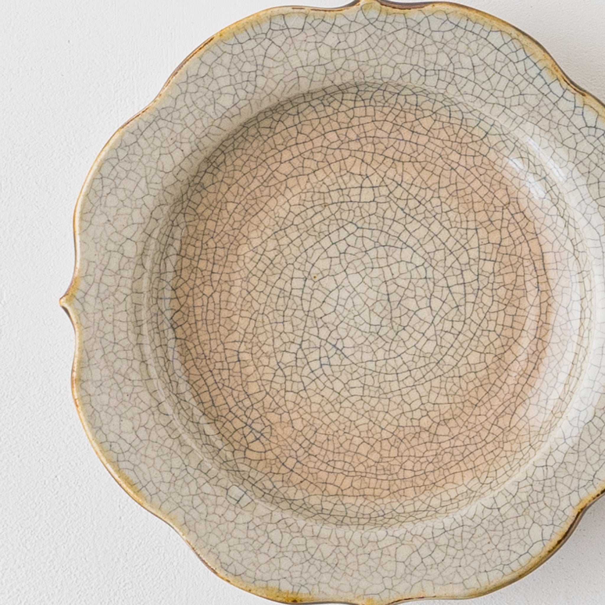 作家 はなクラフト 6寸リム輪花皿 墨入貫入｜和食器通販 四季折折