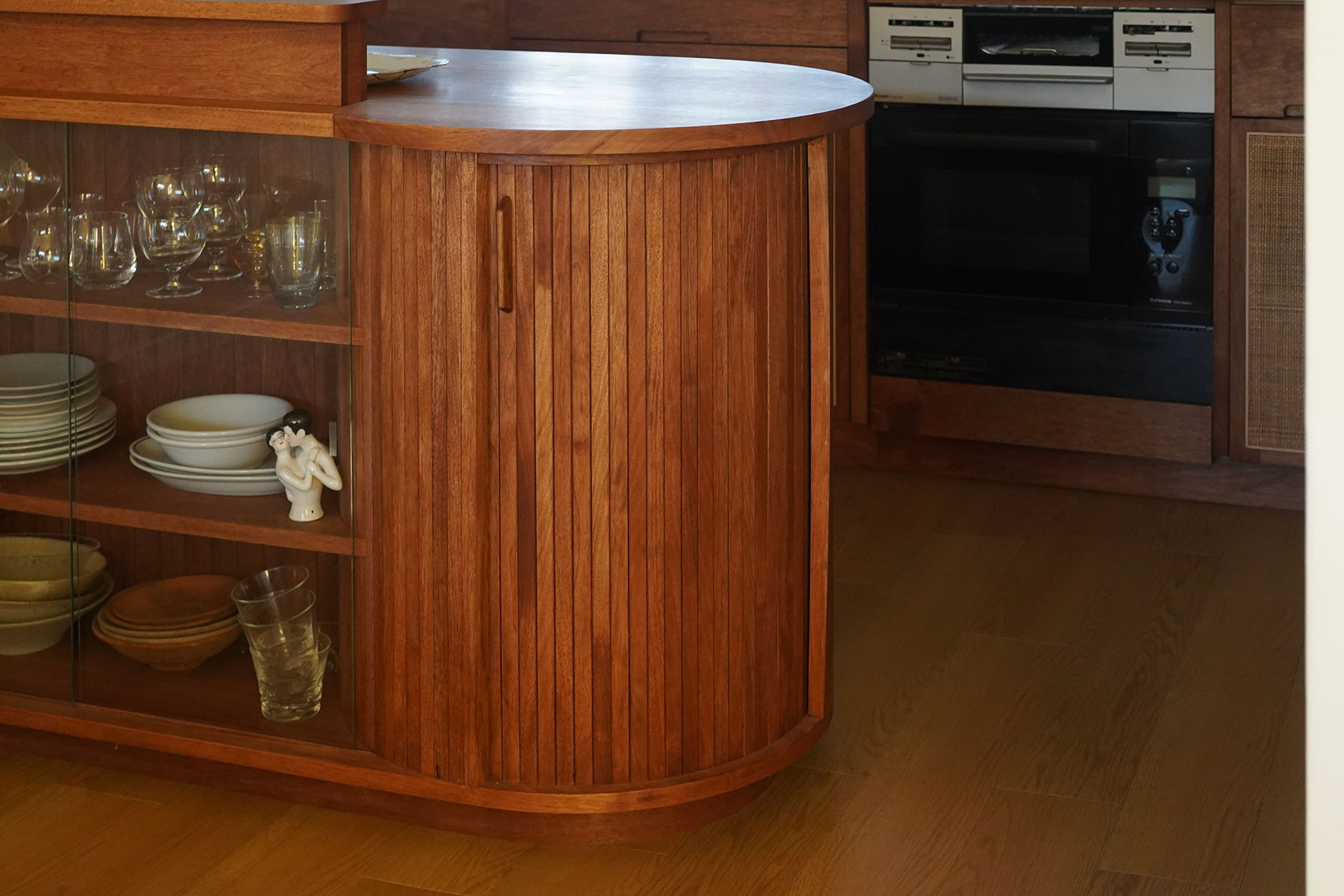 蛇腹扉のカウンター | 胡桃/ガラス/籐 | 高品質ハンドメイド家具