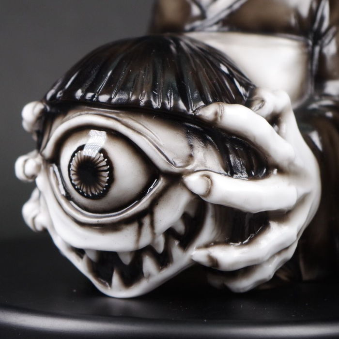 墓場の画廊にかっこわらい雑貨店（笑）のホラーなアートソフビ「まちこ