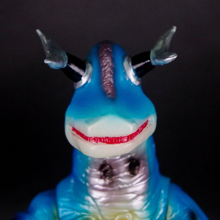 ブルマァクの「湖のひみつ」！？ 「エレキング(蓄光ブルー)」湖底から