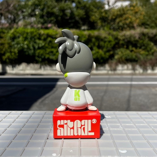 イラストレーター・magodesu氏の「KICKちゃん」がソフビになって座って