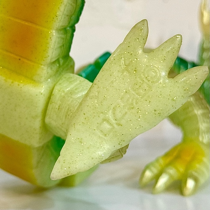 ラメ＋蓄光Ver.」となったベアモデル製「宇宙竜ナース」がシマックスに