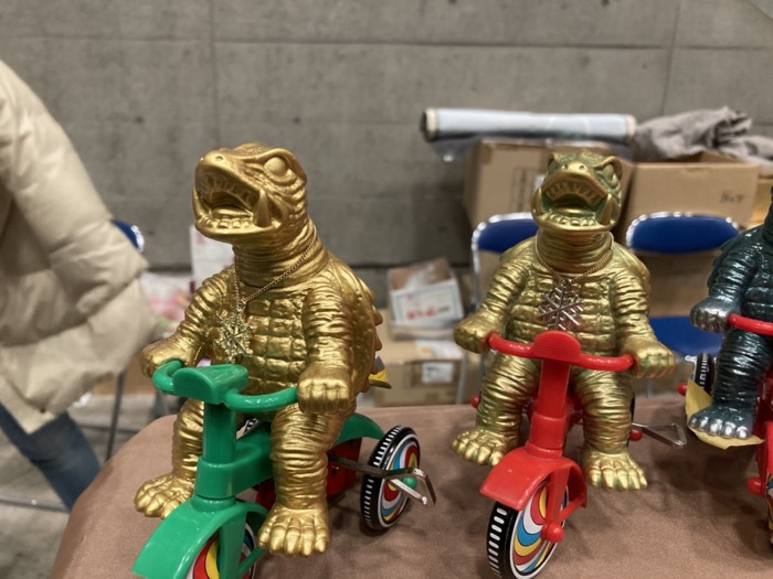 ガメラ生誕60周年 ガメラ三輪車 ゴールドカラー雪の結晶ペンダント付き