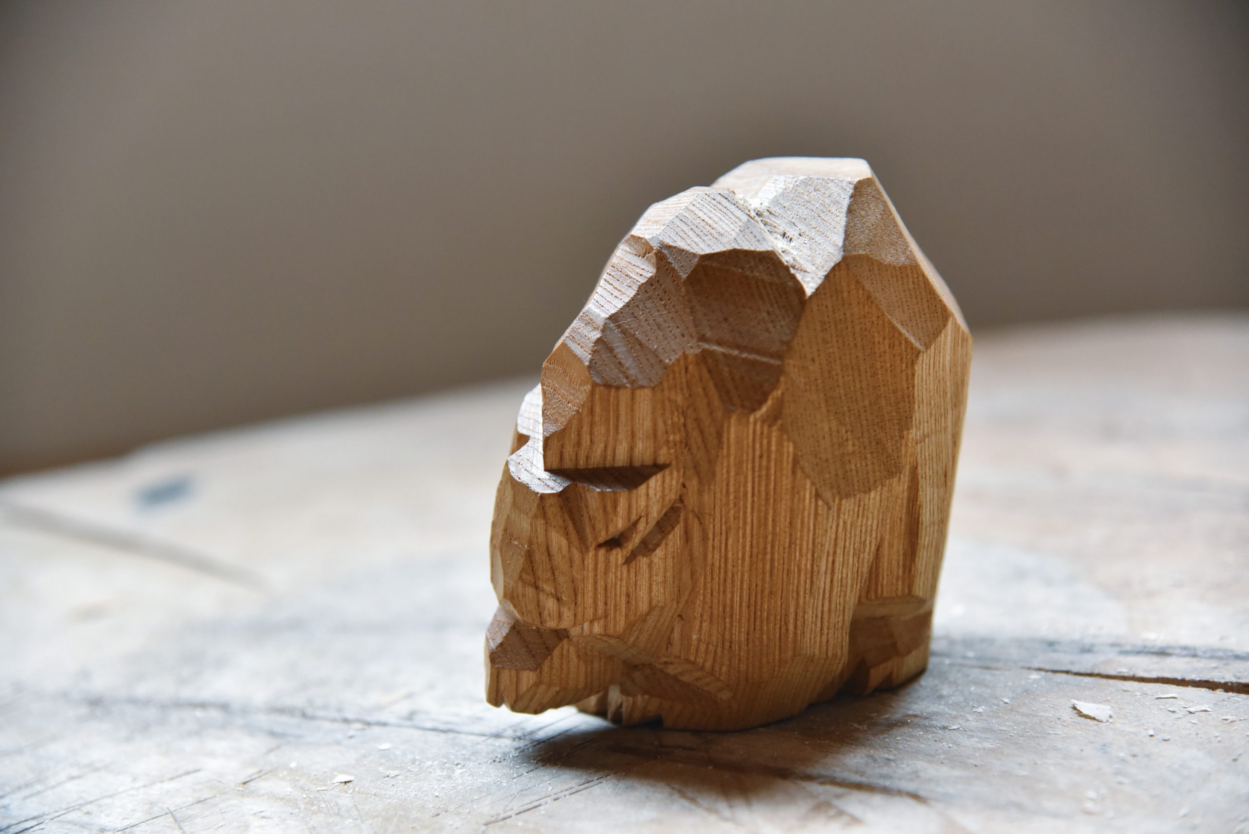 個性豊かな木彫り熊たち、先代が築いた歴史とぬくもり〈八雲町木彫り熊