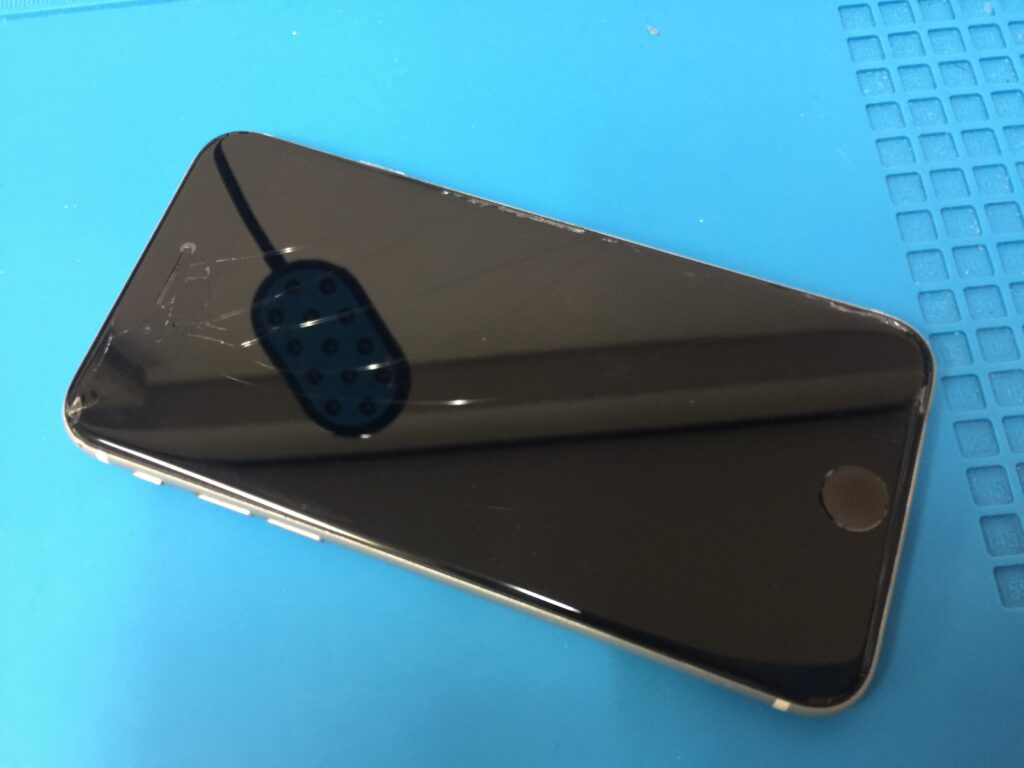iPhone SE 3 】画面が割れた状態で使用していて雨で液晶が映らなくなっ