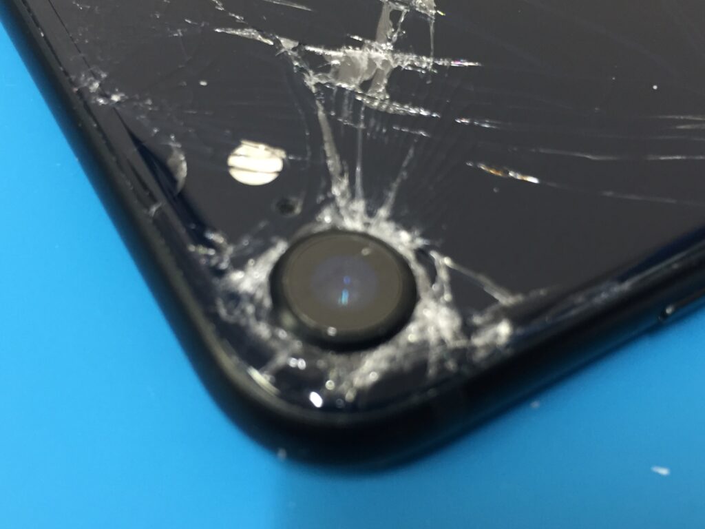 iPhoneSE 3の背面が割れてしまっている状態をバックパネル交換で修理