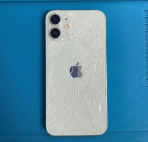 iPhone12miniバックガラス割れ交換を致しました！背面ガラス割れは放っ