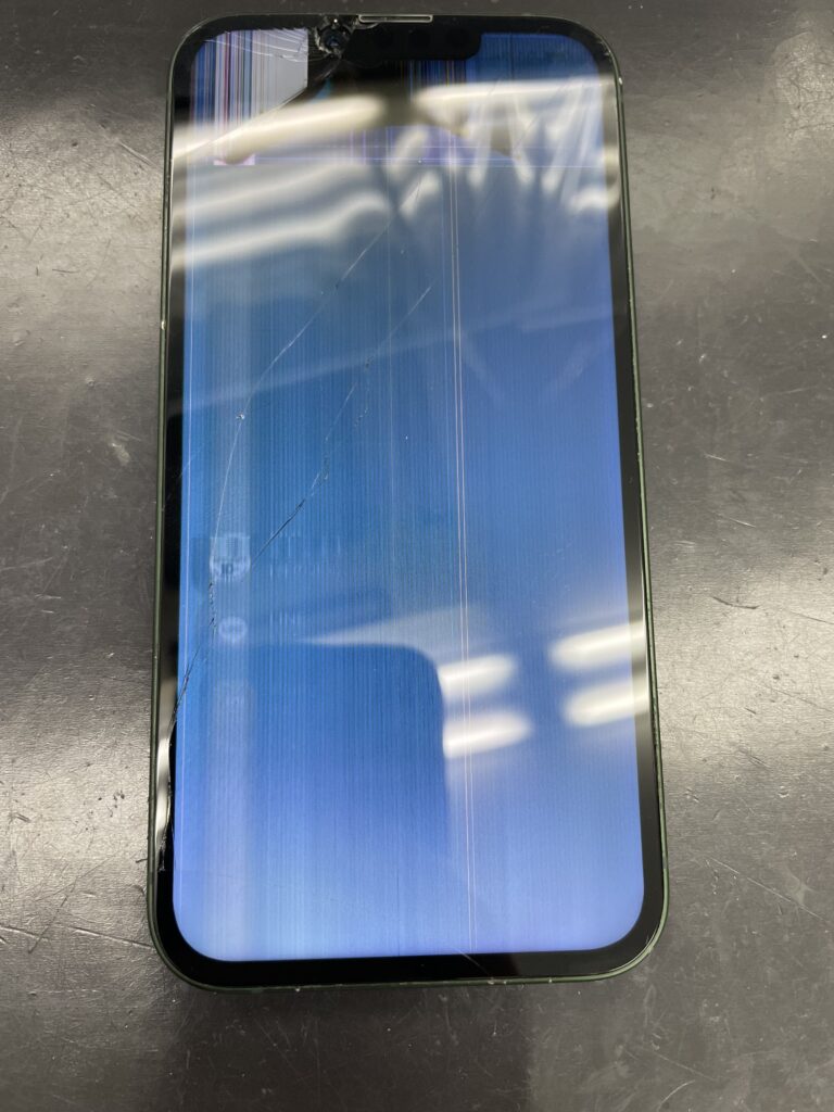 画面が青くなった！？】iPhone13の液晶トラブルはスマップル静岡店にお