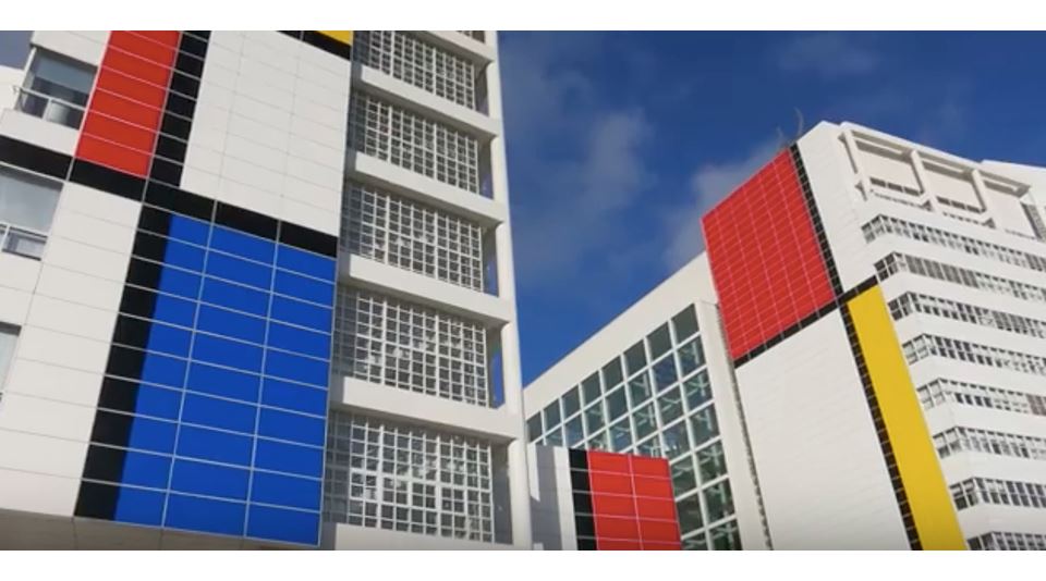 街中を赤・青・黄の3色に染める！過去の名作に着想を得たオランダ