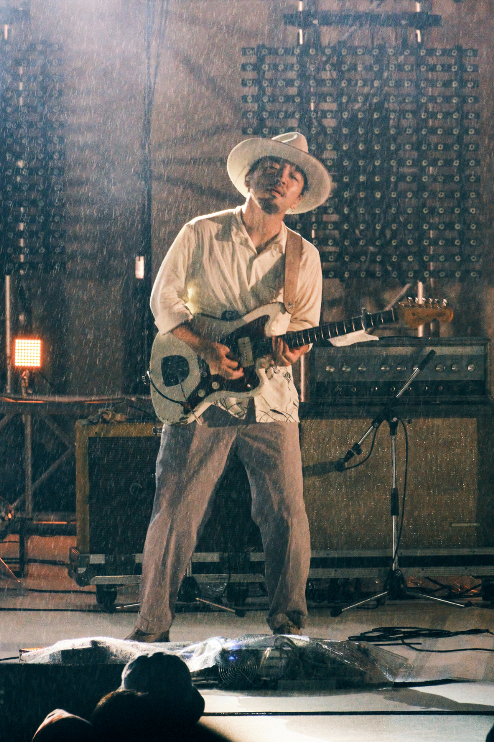 画像】「勝手に人の客を濡らしやがって！」クリープハイプ、雨の中で