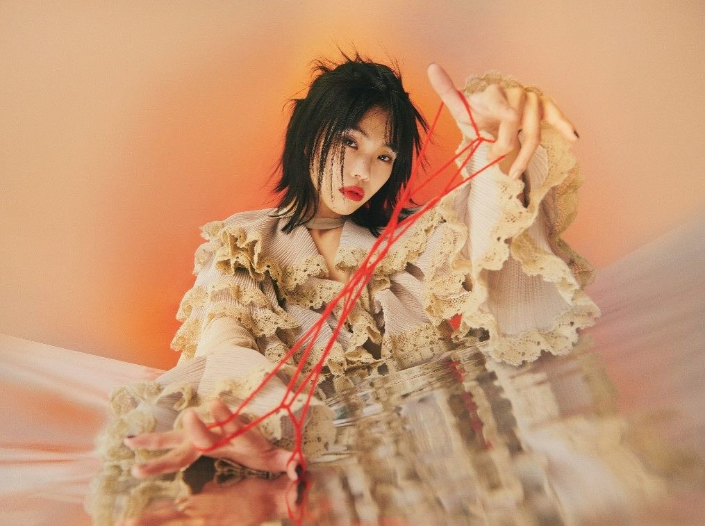 アイナ・ジ・エンド、初の写真集『幻友』発売を記念した展覧会の開催が