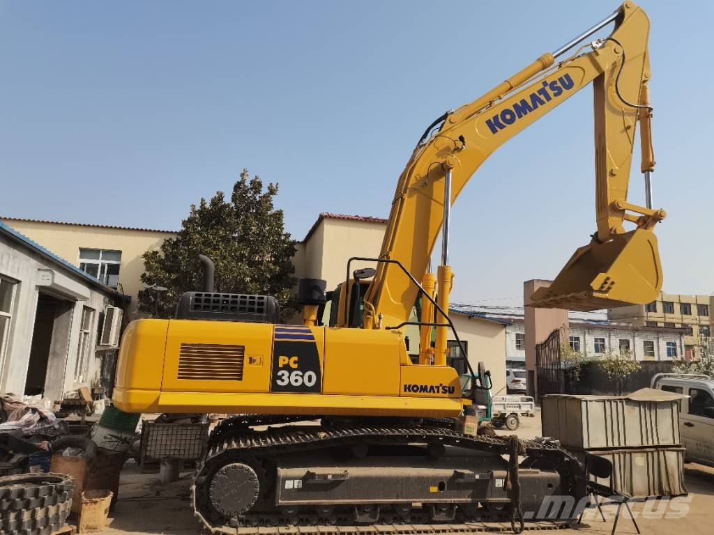 コマツ【小松製作所】のクレーン車です。