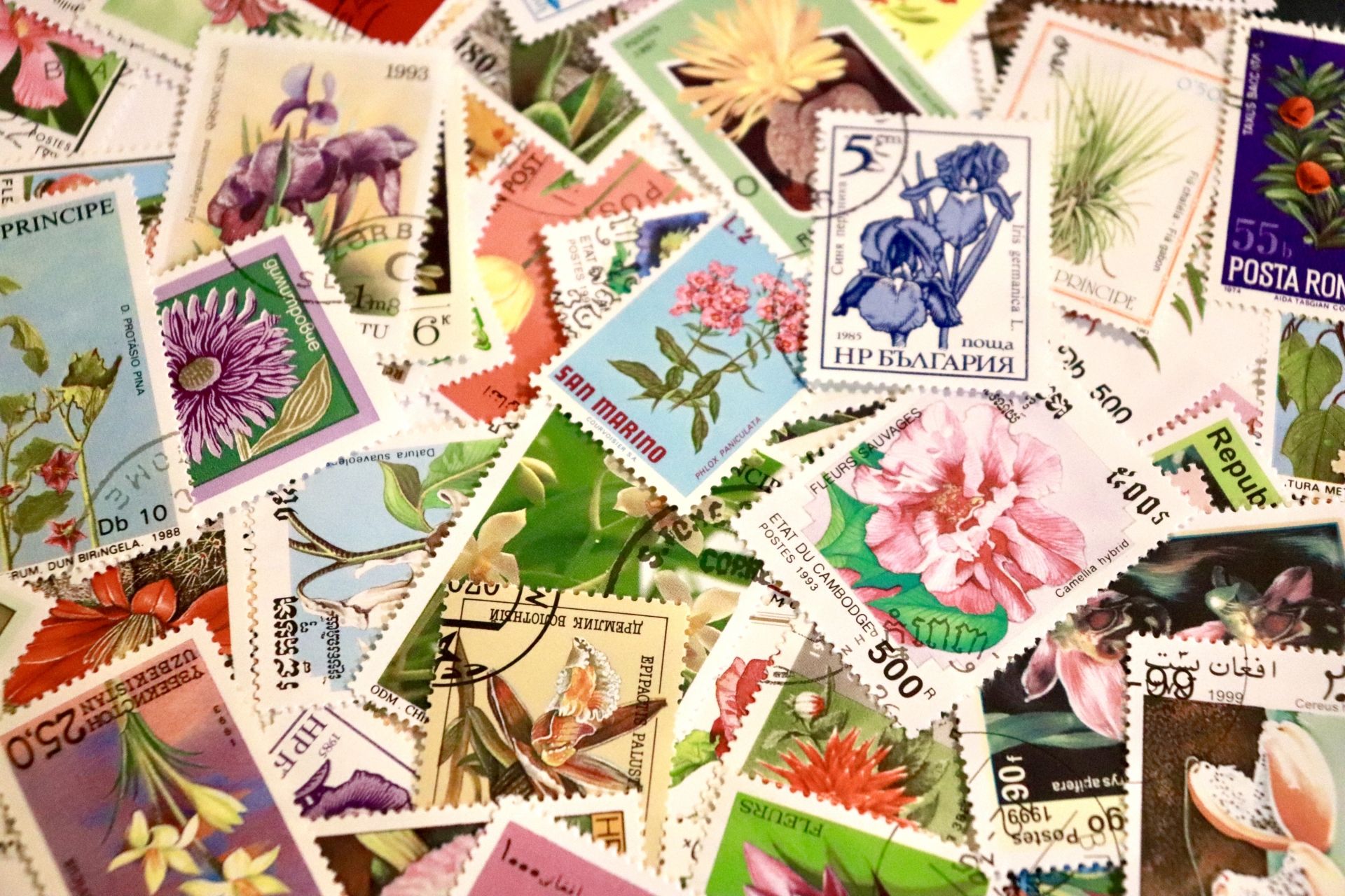 使用済み切手アルバム。【外国切手も混じっています 昭和ノスタルジー