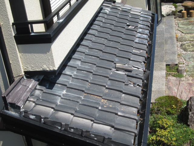 瓦が欠けている！？原因や予防についてご紹介 | 松阪市で屋根工事