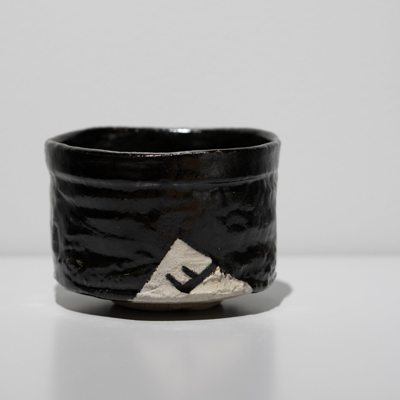 加藤亮太郎 / 黒織部茶碗（一点物） – HULS GALLERY TOKYO | 現代工芸