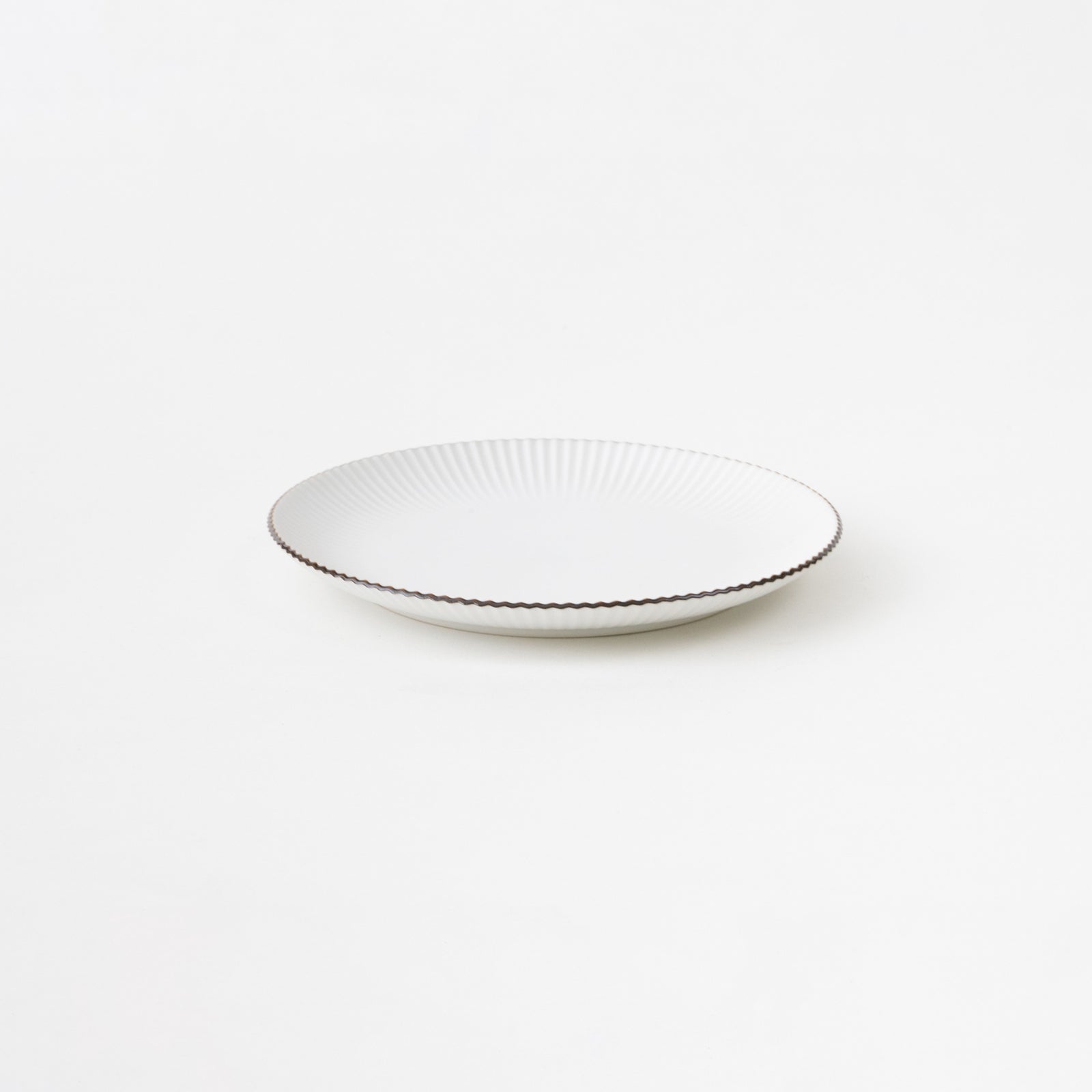 白磁ブラスト 鎬和皿（S）ふち錆あり – HULS GALLERY TOKYO | 現代工芸