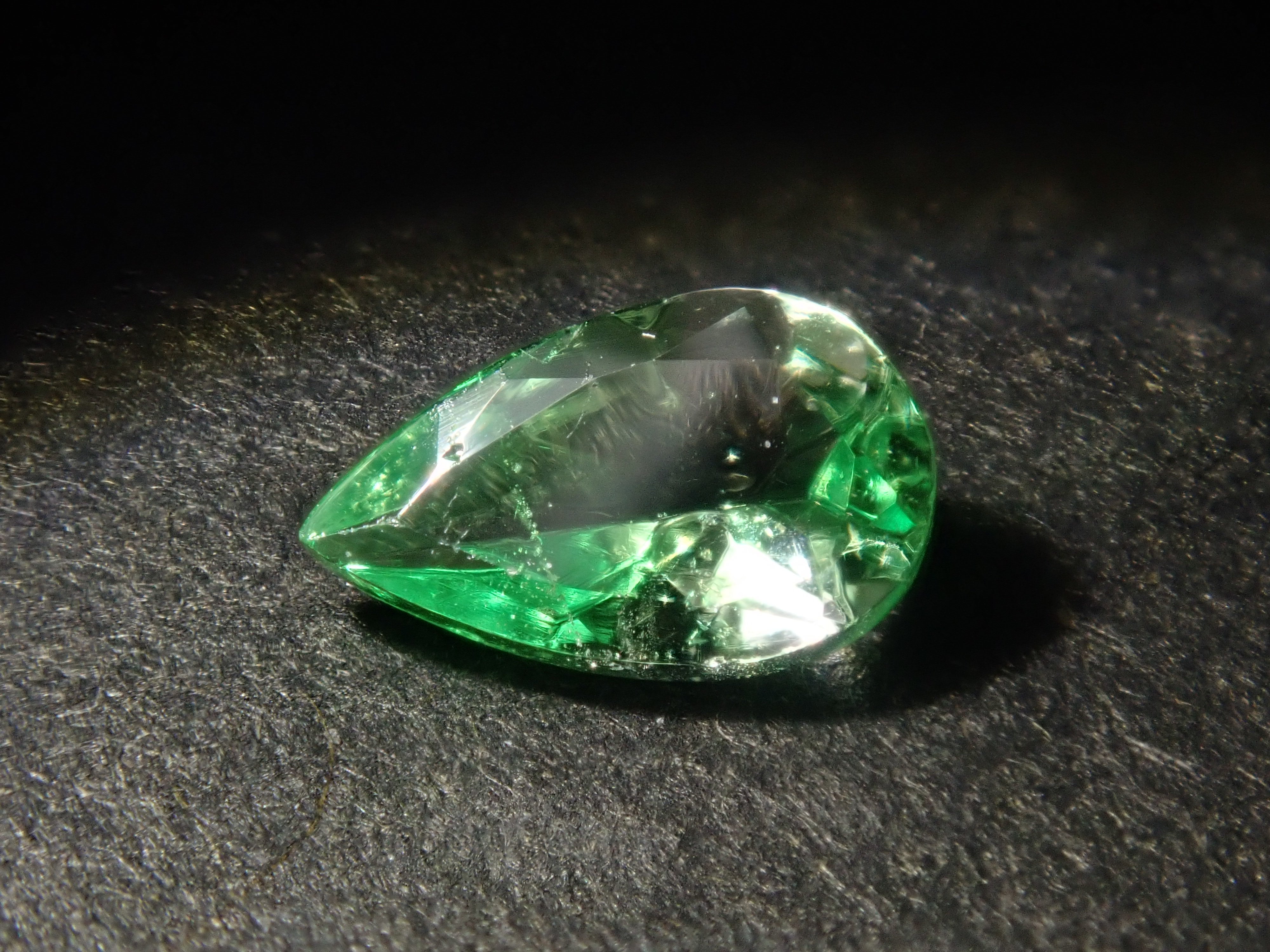 タンザニア産バイカラーミントガーネット1石ルース（UVタイプ）《複数