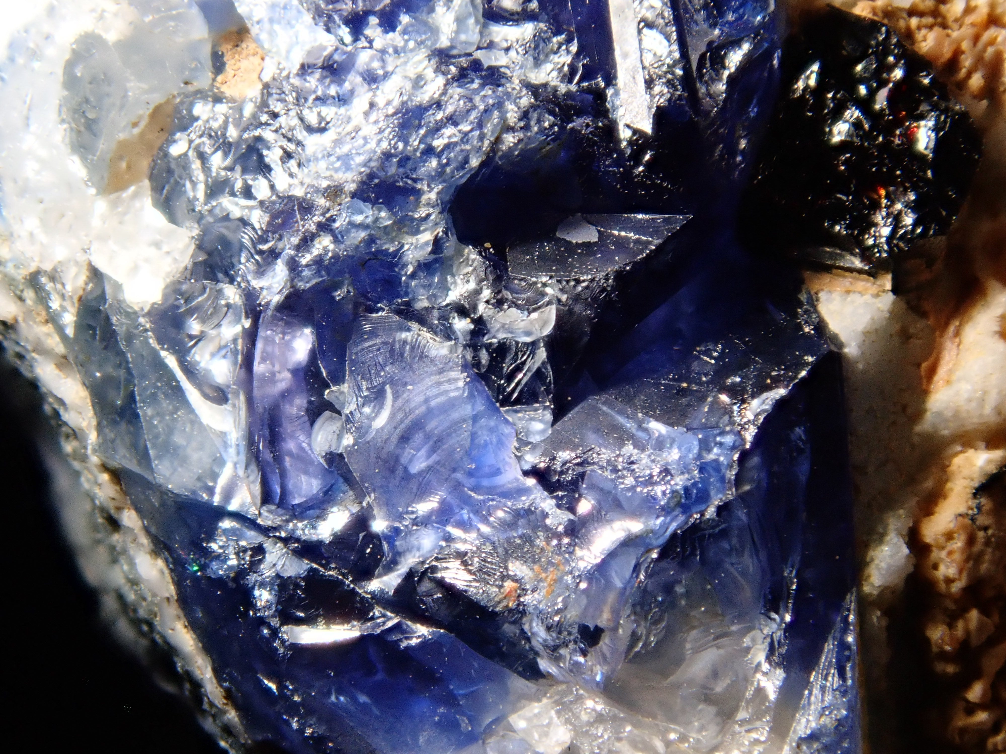 ベニトアイト 127.771ct原石