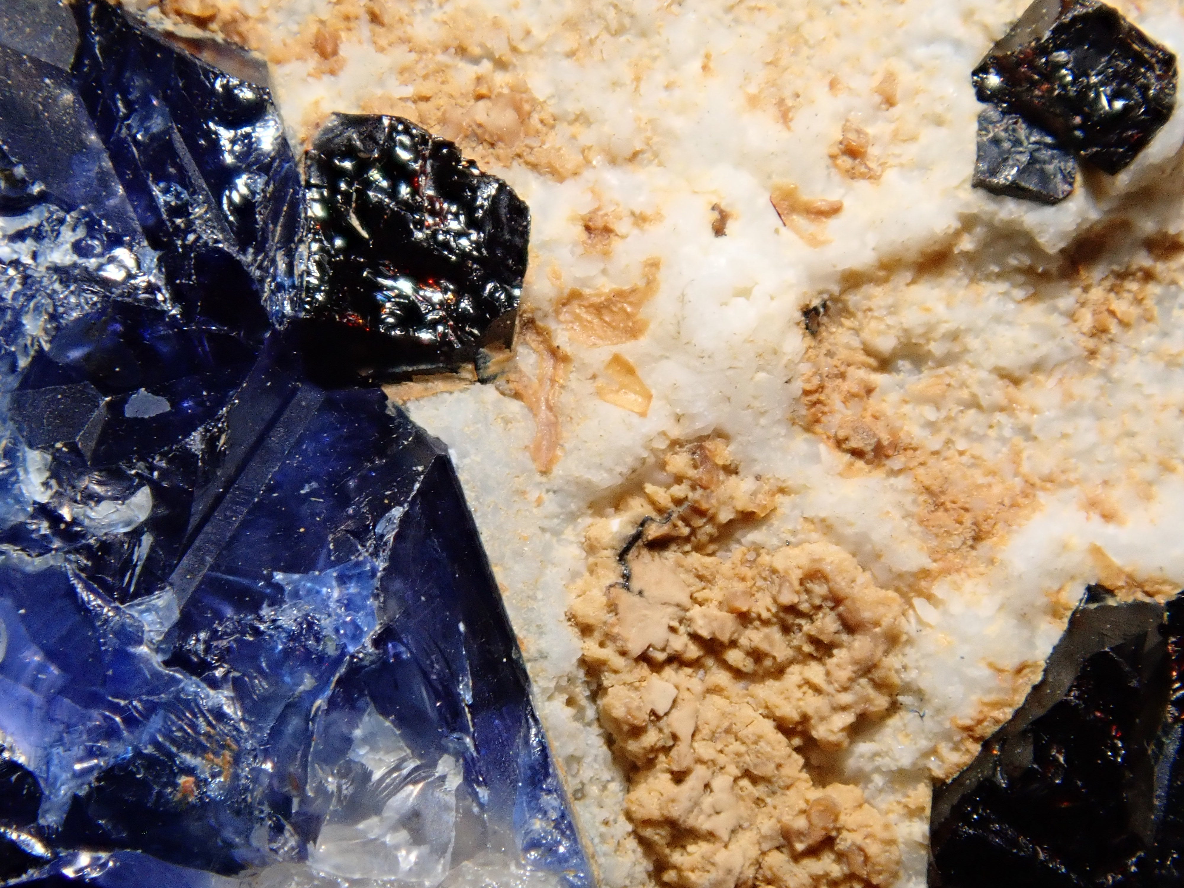 ベニトアイト 127.771ct原石