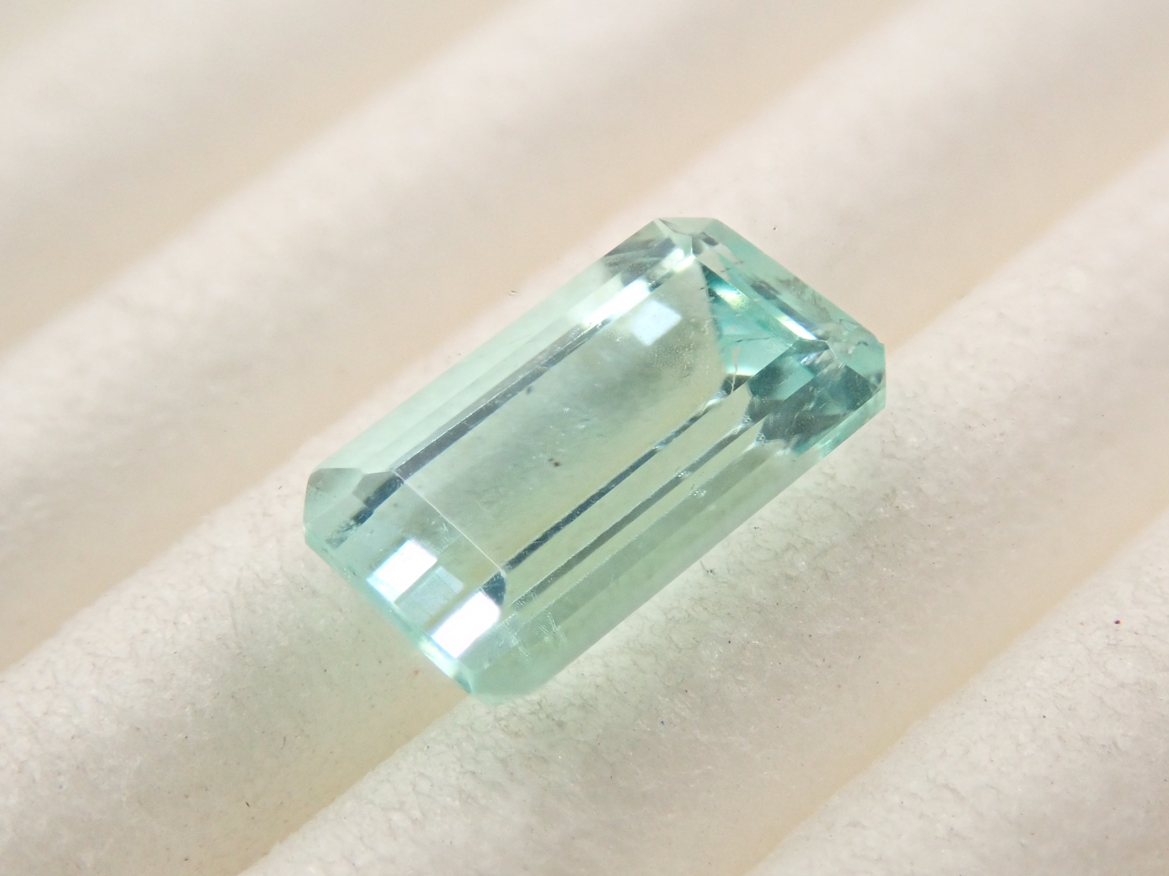 ボリビア産フォスフォフィライト 0.921ctルース