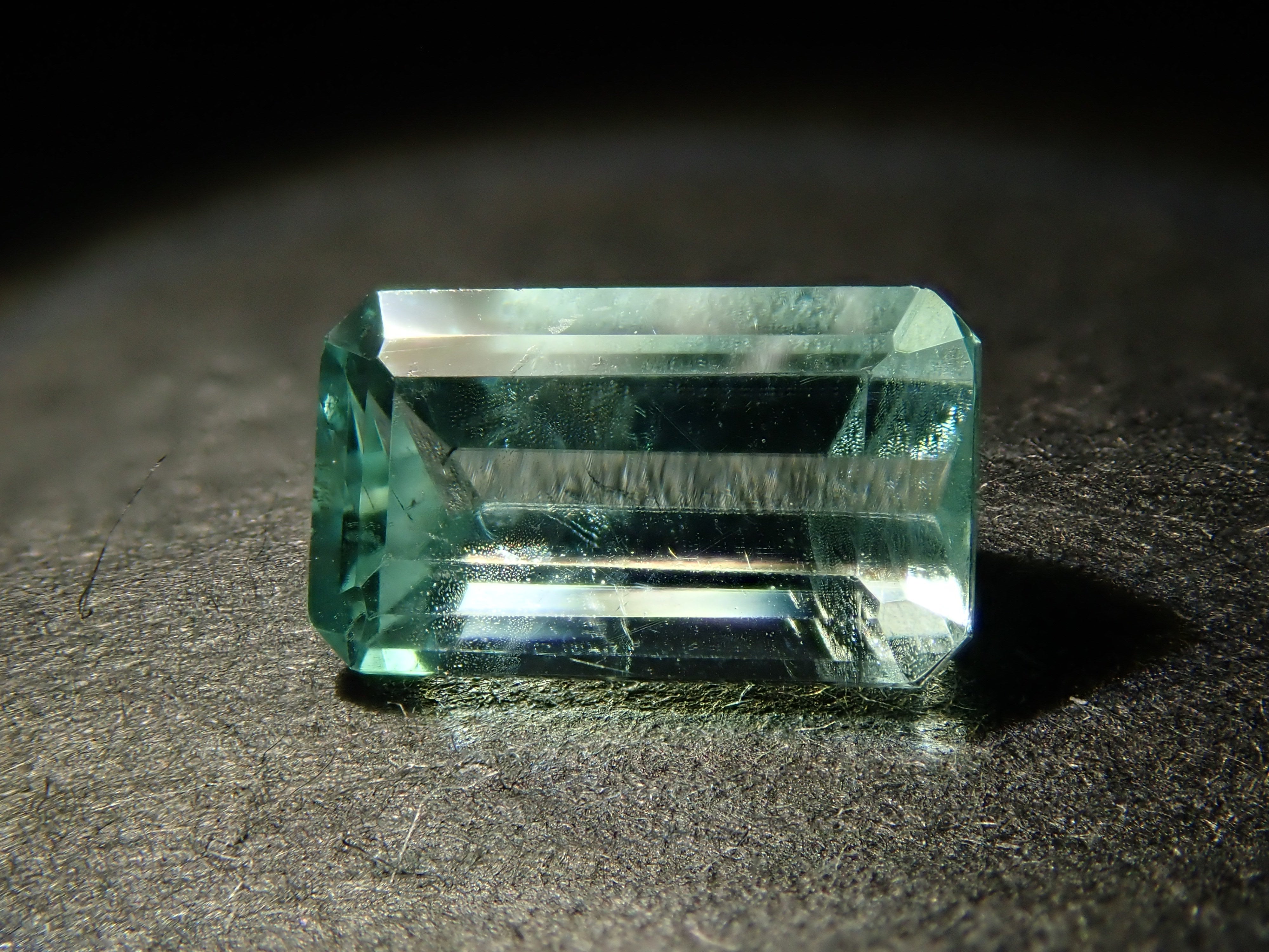 ボリビア産フォスフォフィライト 0.921ctルース