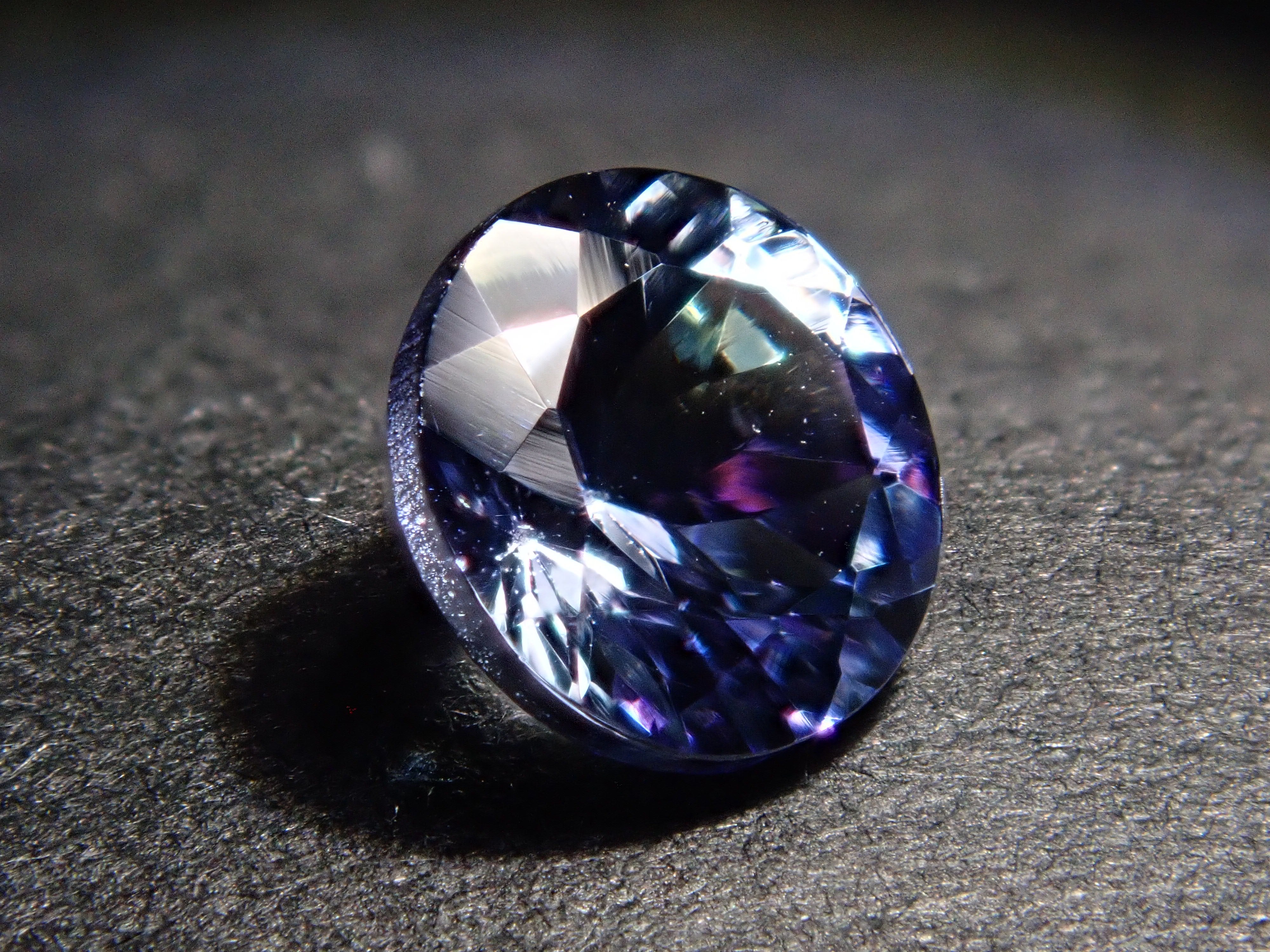 タンザニア/メレラニ鉱山】チューブインクルージョン入りタンザナイト