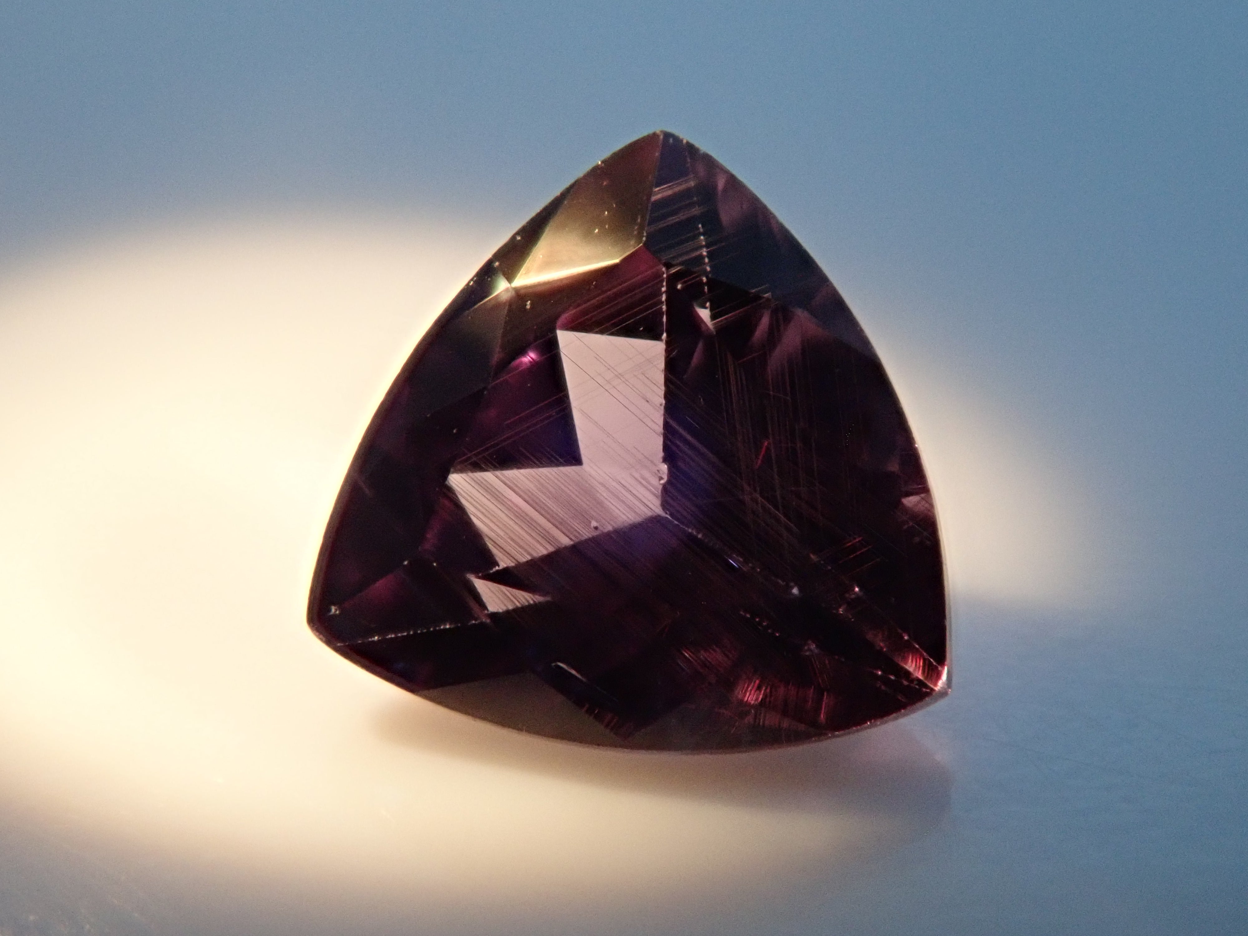 マダガスカル産ベキリーブルーガーネット（カラーチェンジガーネット