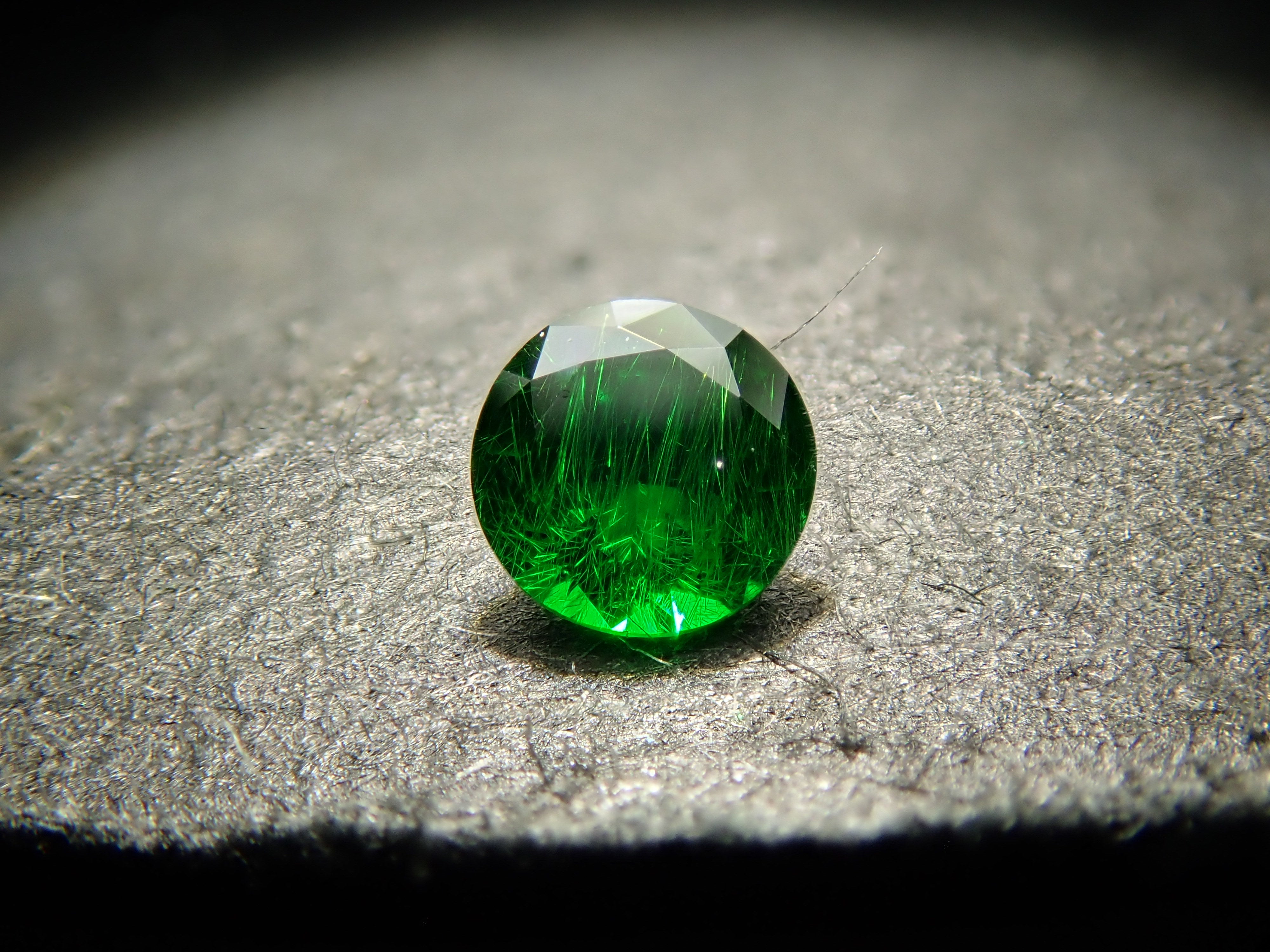 ロシア産デマントイドガーネット（ホーステール認む） 0.063ctルース