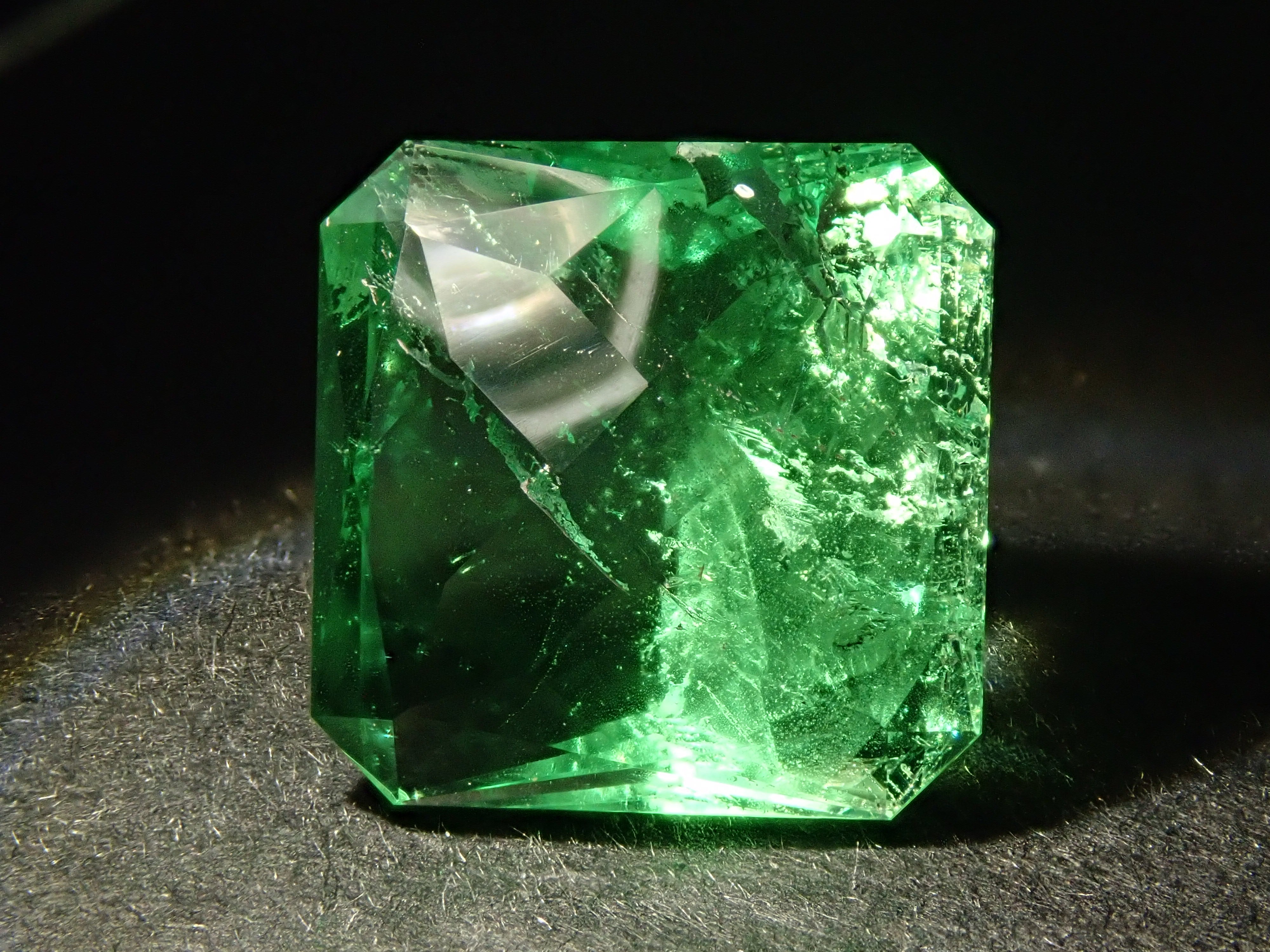 コロンビア産フローライト 6.327ctルース