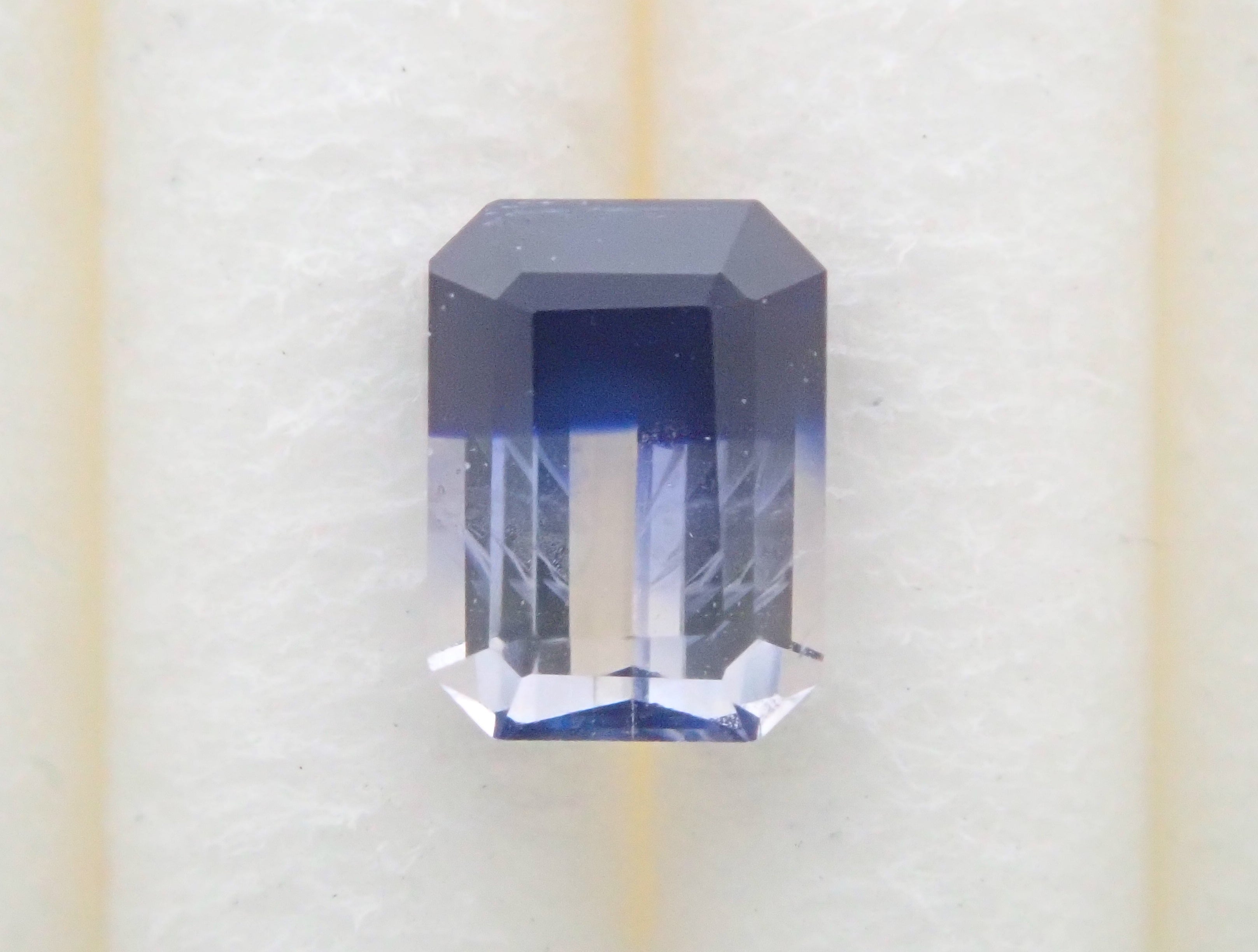 スリランカ産バイカラーサファイア 0.304ctルース