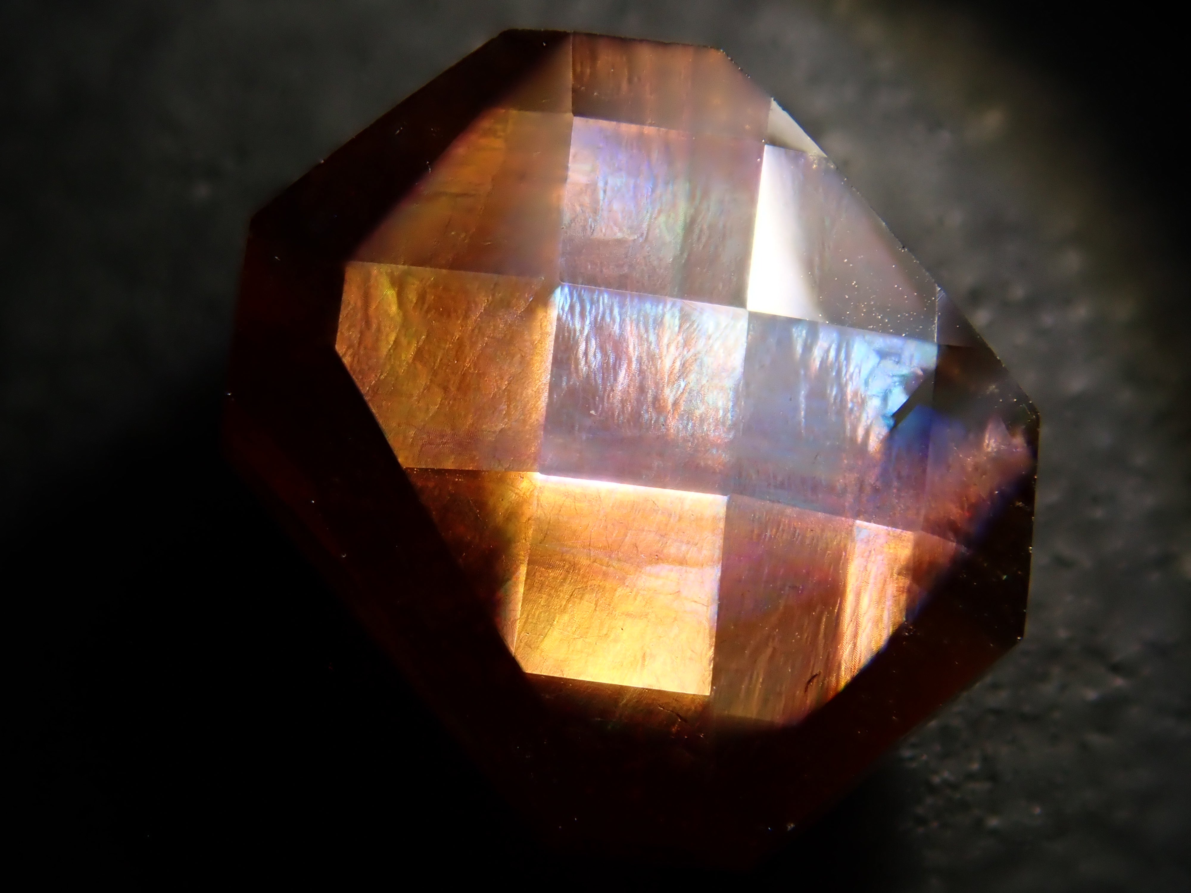 奈良県天川村産レインボーガーネット（アンドラダイトガーネット