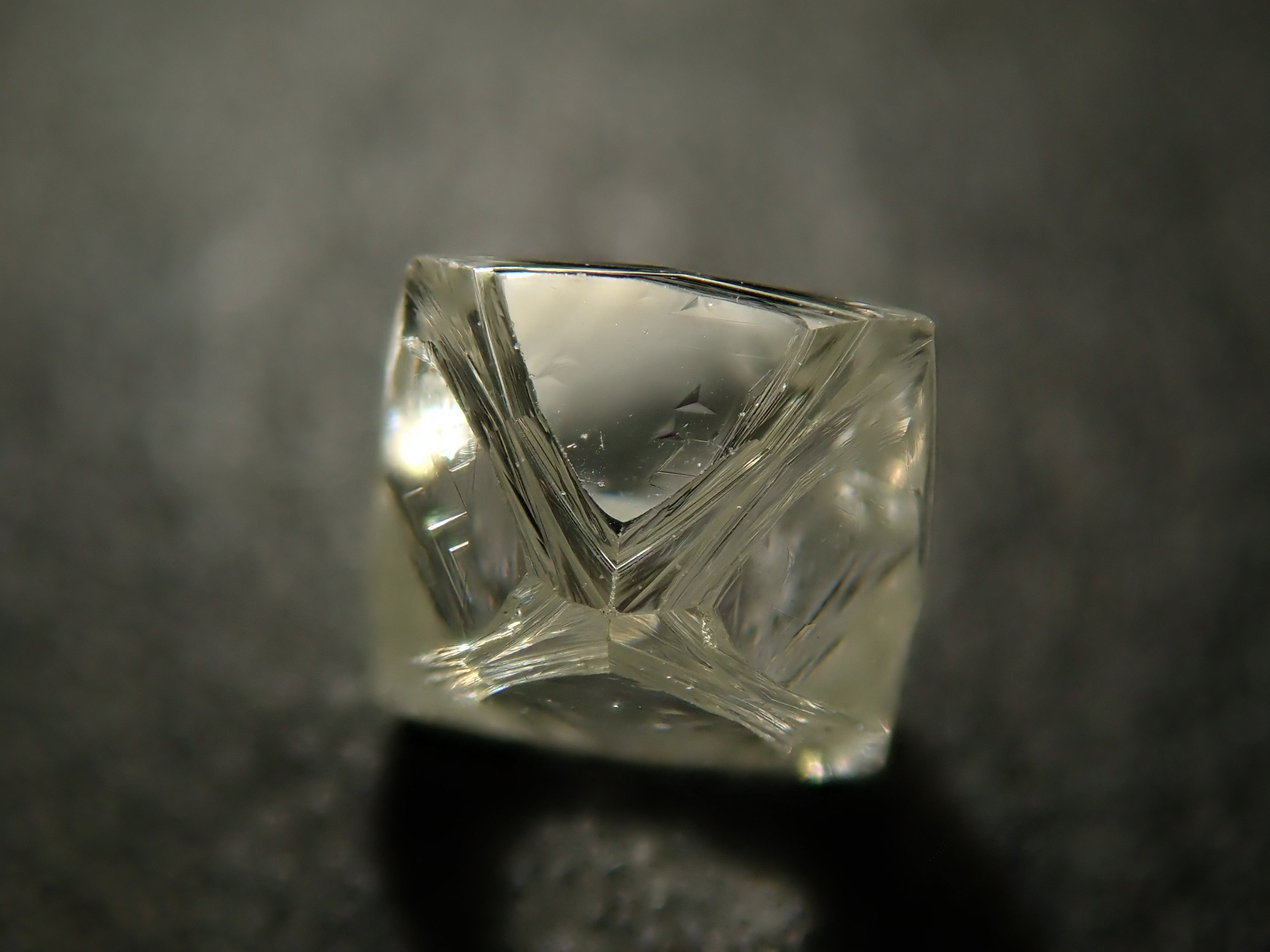 ロシア産ダイヤモンド原石（ソーヤブル） 0.618ct原石