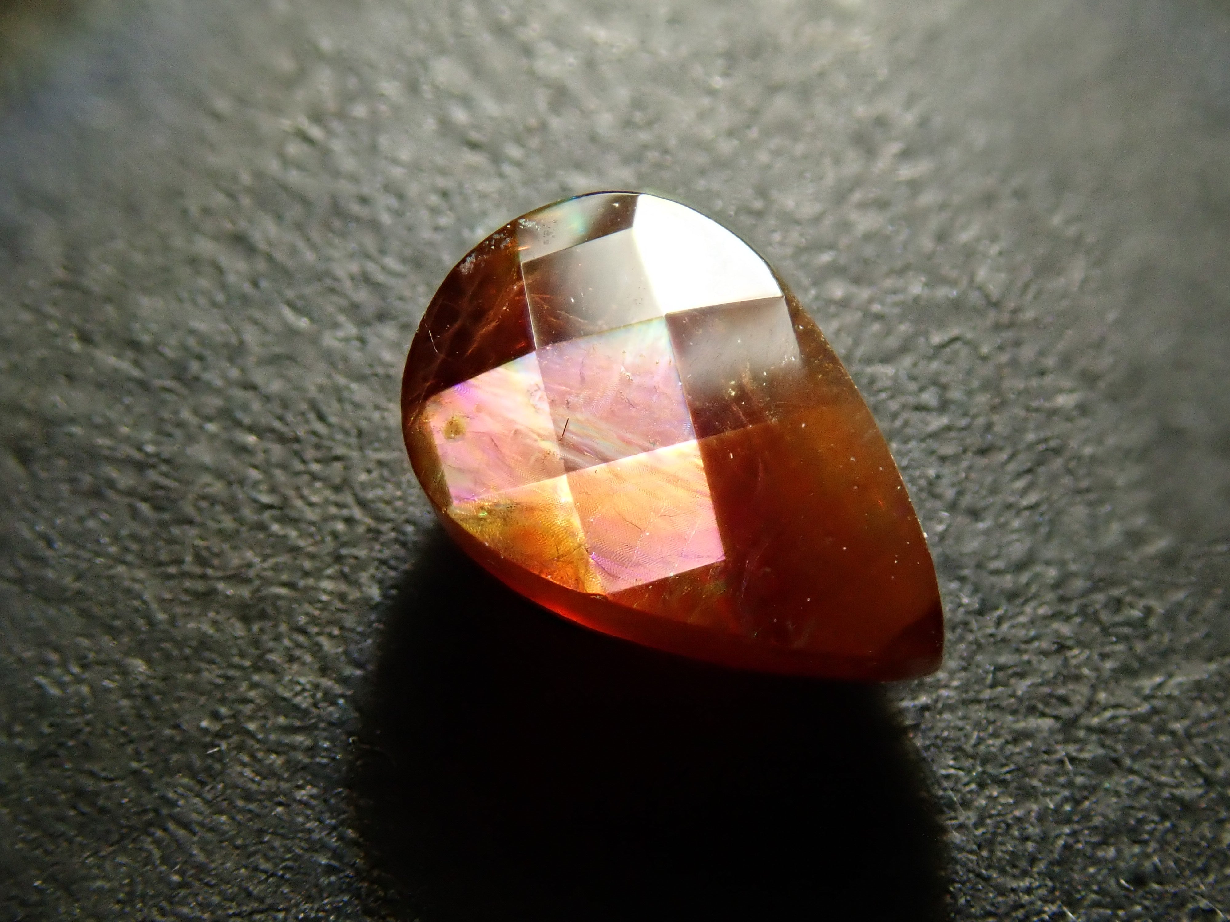 奈良県天川村産レインボーガーネット（アンドラダイトガーネット