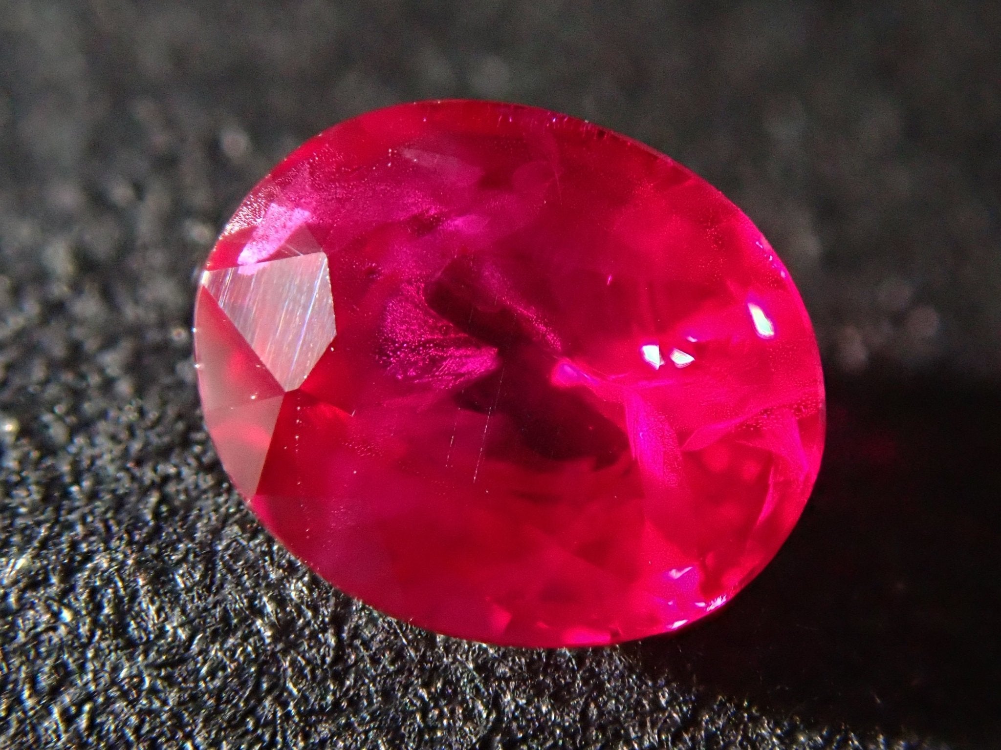 ビルマ産ピジョンブラッドルビー 0.56ctルース GRS付