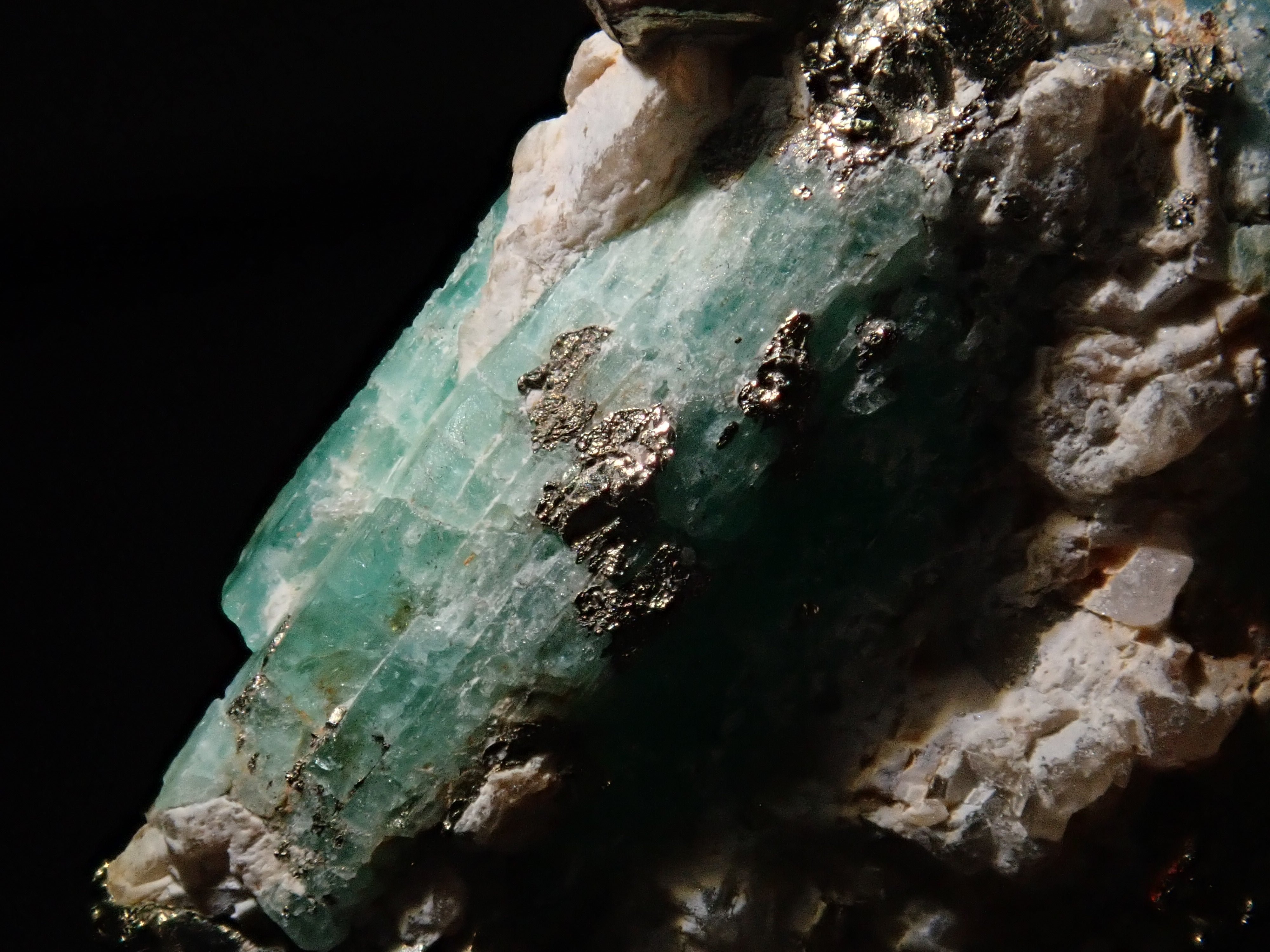 コロンビア産パイライト付ユークレース・エメラルド 12.55ct