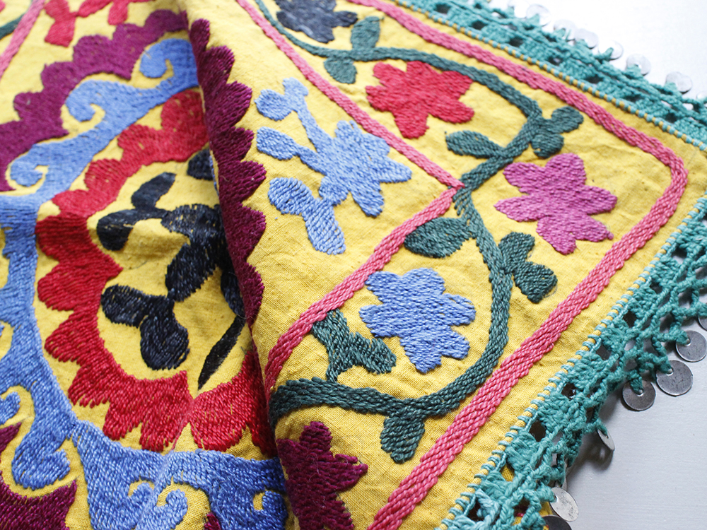 ウズベキスタン 刺繍テーブルクロス 約92cm x 92cm ウズベキスタン