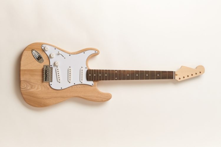 ストラトキャスタータイプギター ブラッキー パーツ交換改造多数