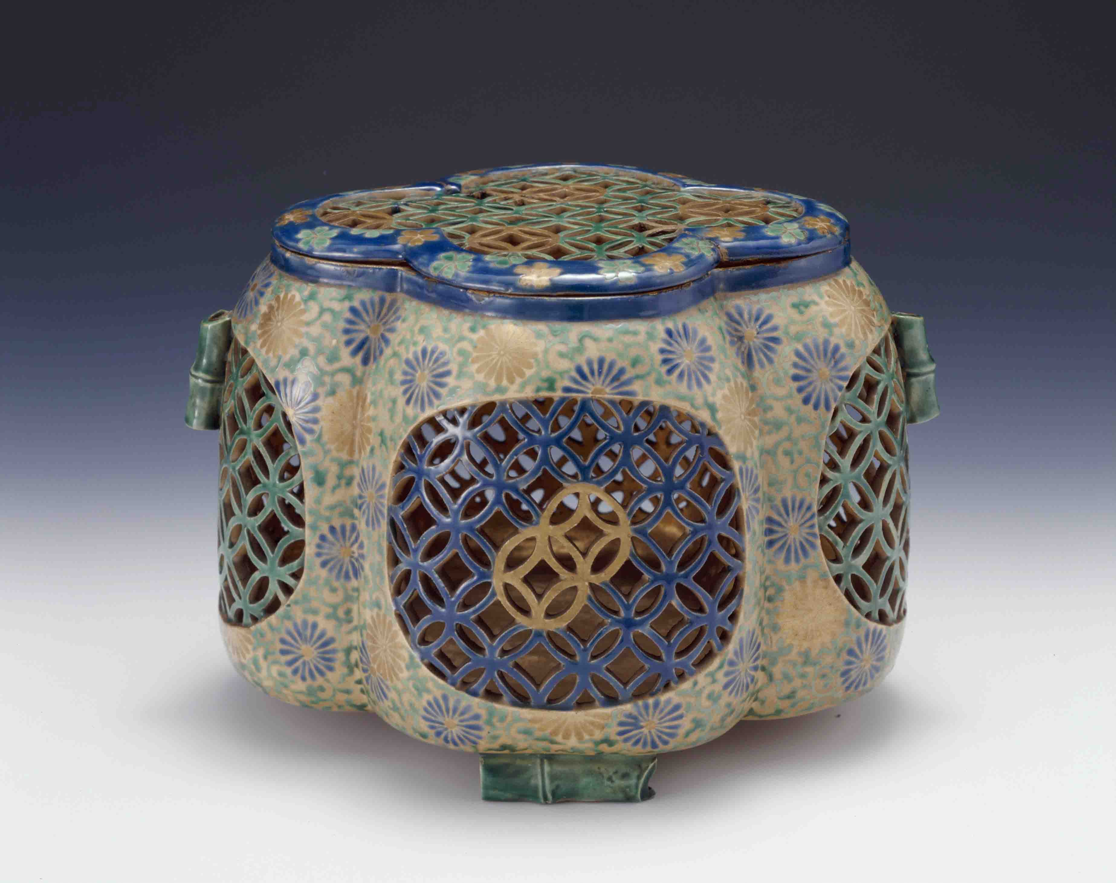 京焼・清水焼とは。茶碗もオブジェも「全て手作業」を貫く、400年の