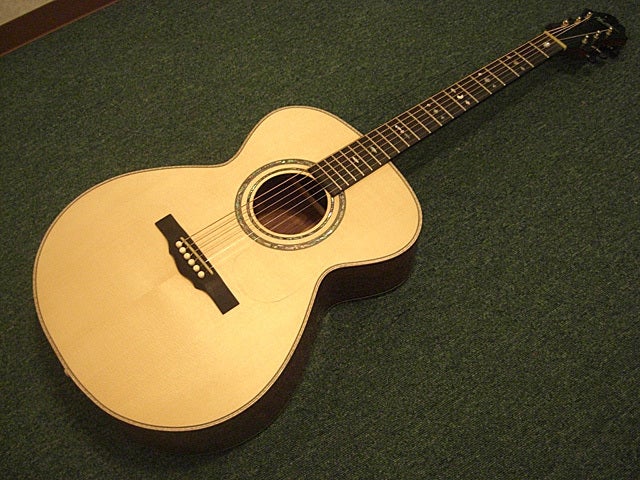 ホンジュラスローズウッドの絶品アコギ！！三重県の若手ギタービルダー