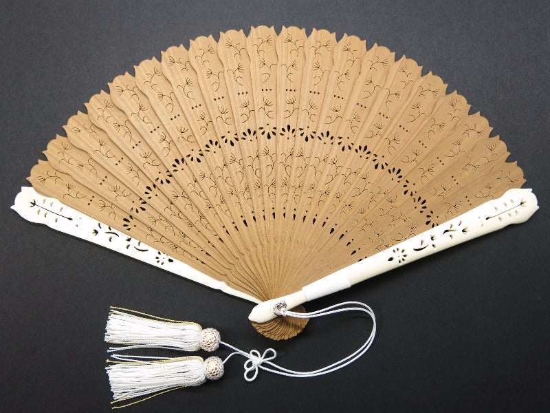 白檀 扇子 透かし彫り 木製扇子 香木 中国 檀香扇 箱あり 扇子 透かし彫り