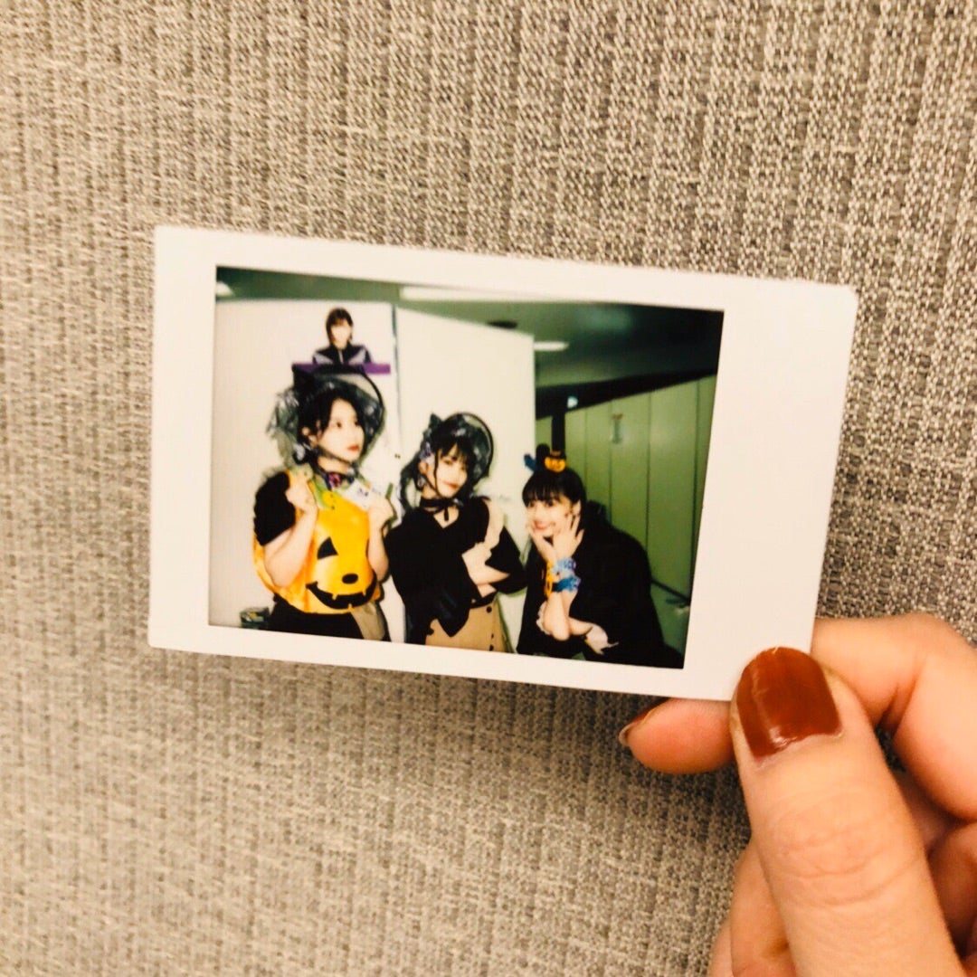 サイン入りチェキ アンジュルム(上國料萌衣) Amazon.co.jp: 上國料萌衣