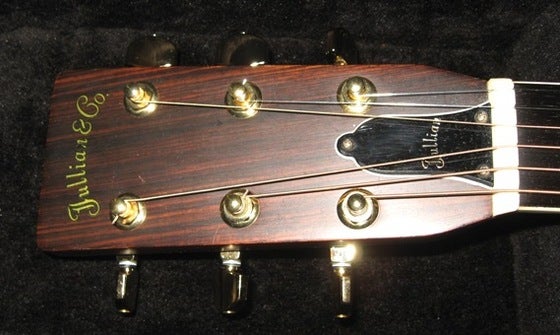 仕方なく手放したギター♪黒沢楽器のジュリアンと、お気に入りのLED