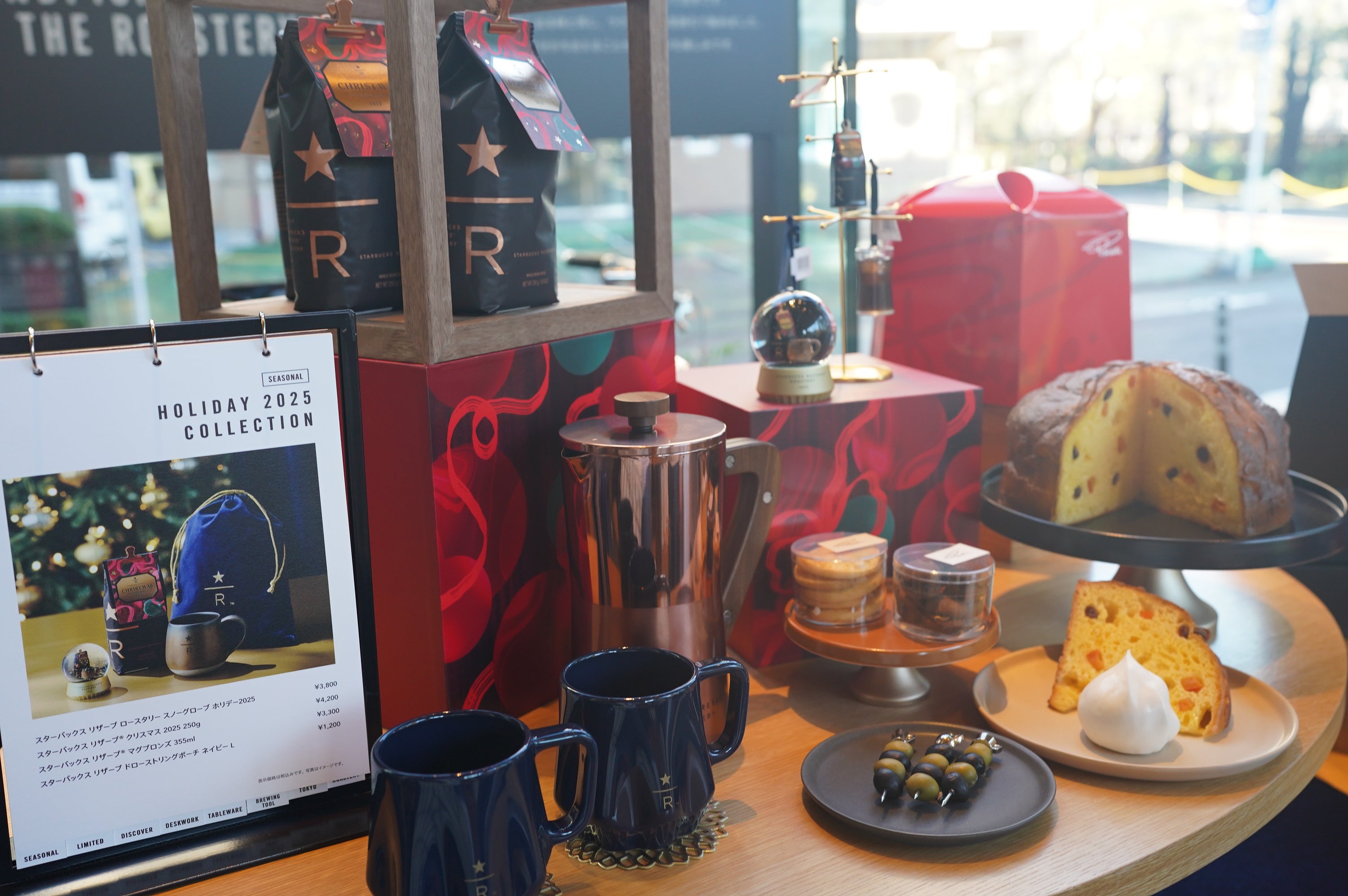 朝イチ潜入】スタバ ロースタリー東京でホリデー2025オーナメント