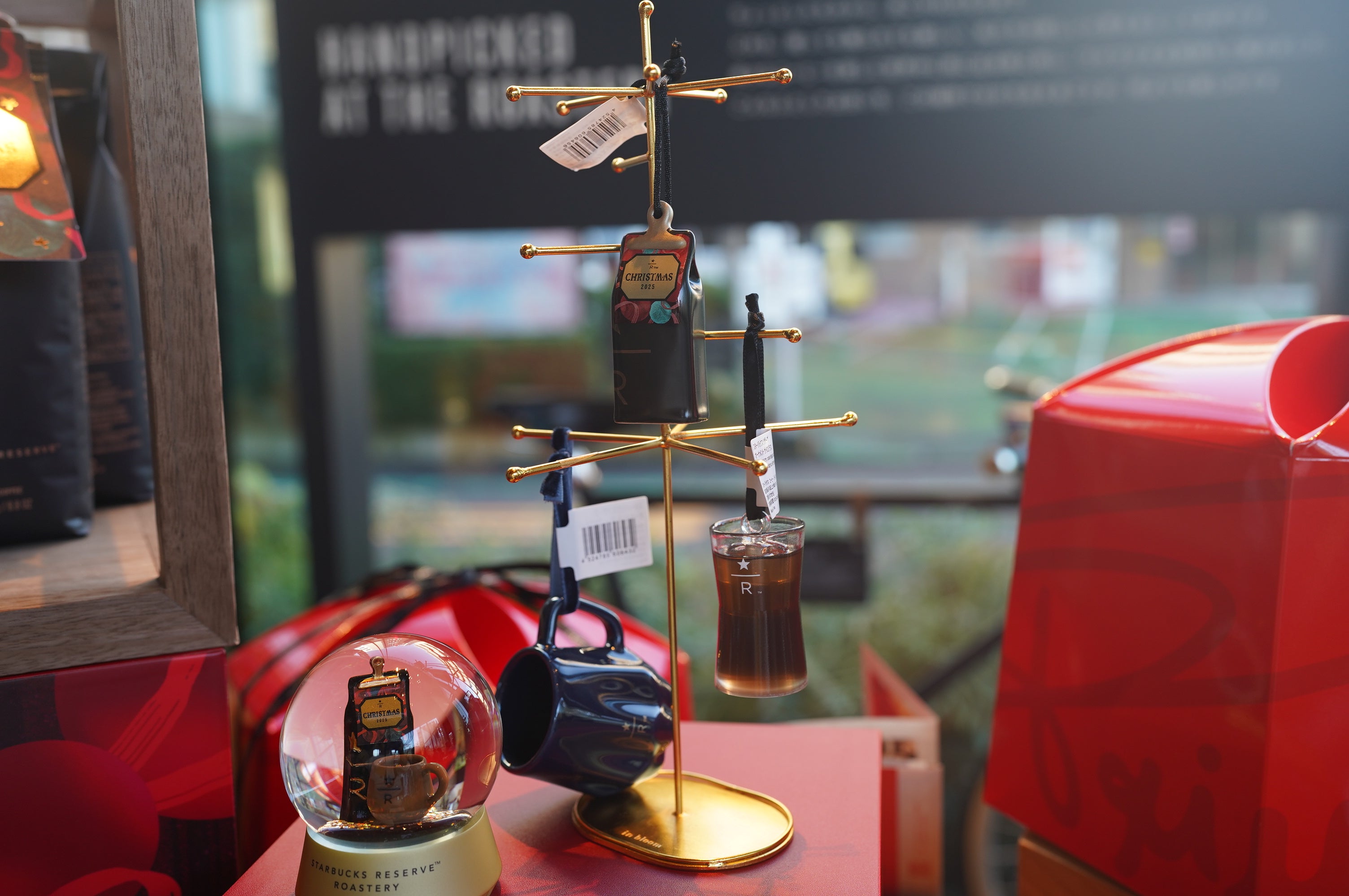朝イチ潜入】スタバ ロースタリー東京でホリデー2025オーナメント