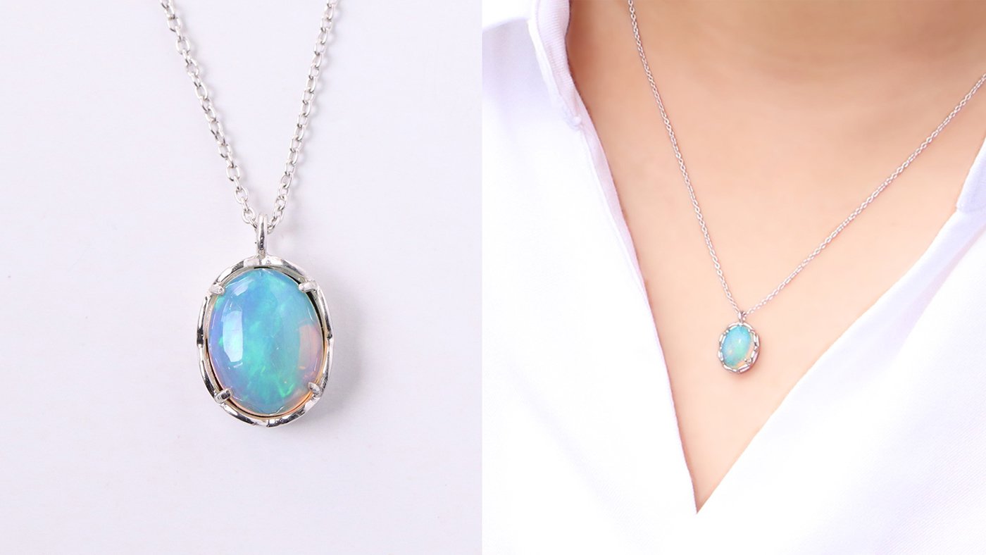 遊色効果を持つ「プレシャスオパール」白の洋服でもオパールが美しく