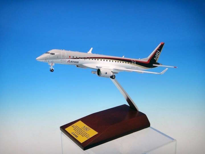 JAPAN AIRLINES MRJ モデル航空機 1/200 スタンド付き JAPAN AIRLINES