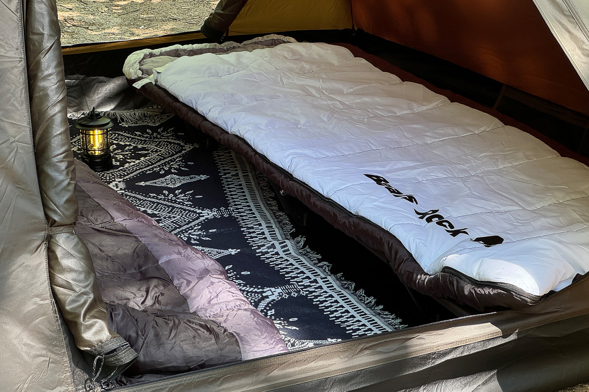 ベアーズロックの夏用シュラフはフルオープン可能！ 夏キャンプの掛け